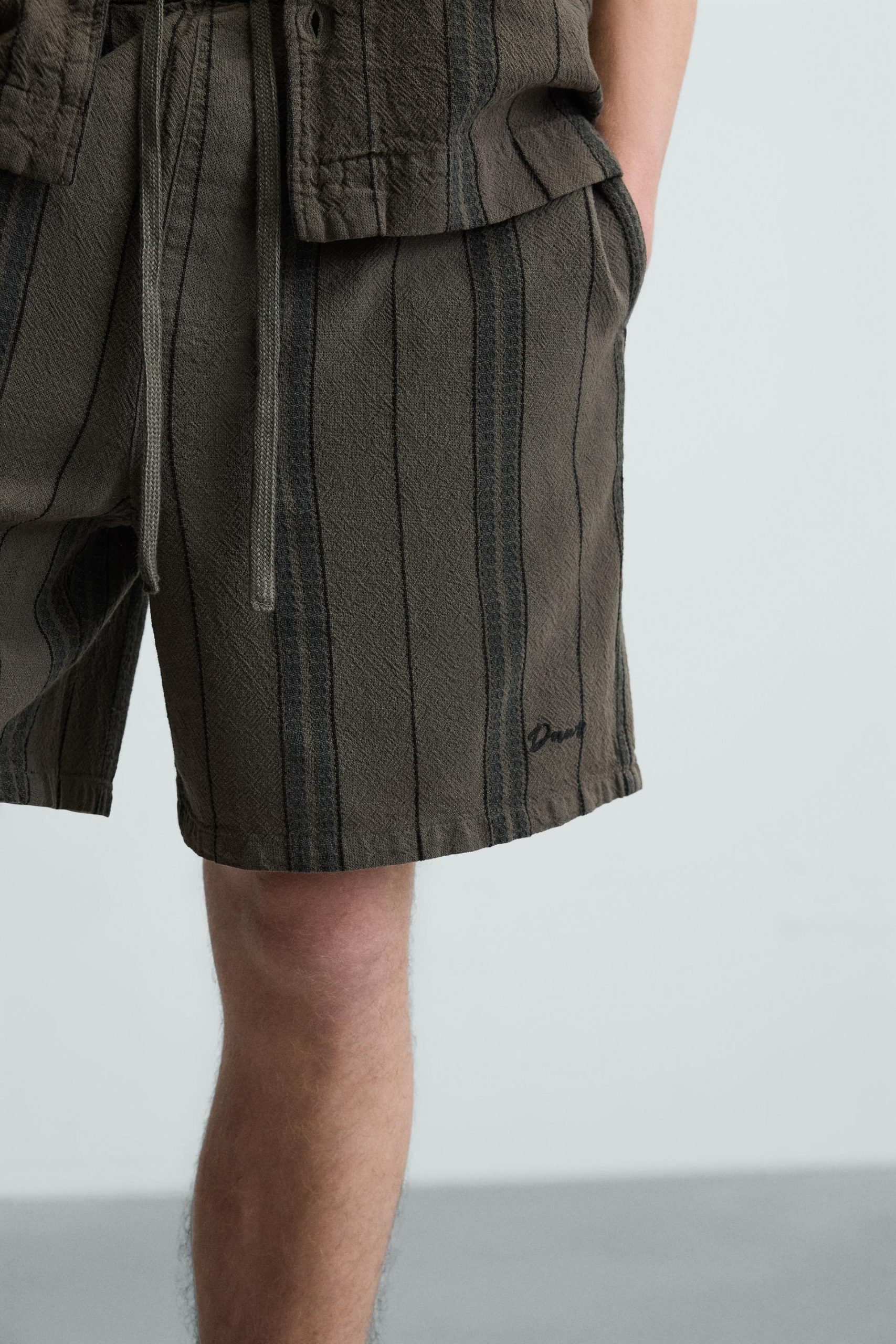 EMBROIDERED TEXTURED BERMUDA SHORTS MARO - Ảnh 4