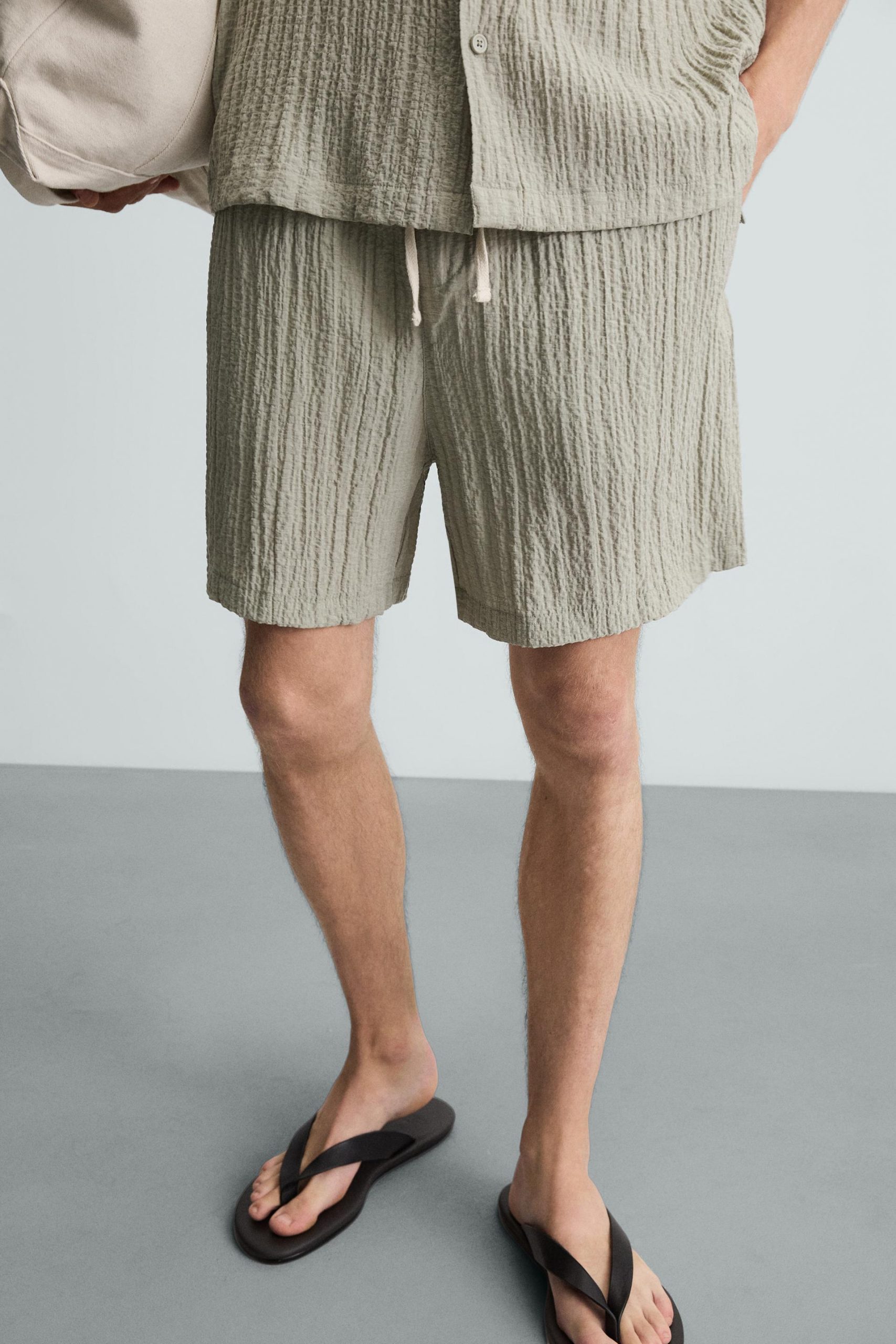 JACQUARD CRINKLE-EFFECT BERMUDA SHORTS MARO - Ảnh 4
